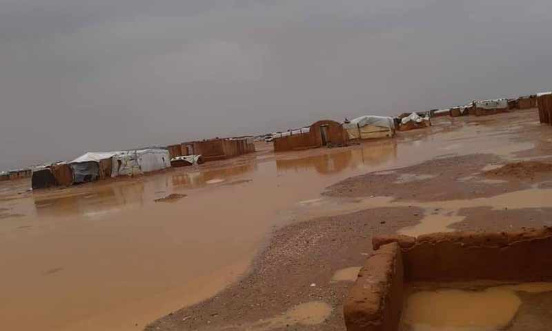 مخيم الركبان الحدودي مع الأردن وسط الحصار الخانق والعواصف الرملية والأمطار 25 تشرين أول 2018 (الادراة المدنية للمخيم)