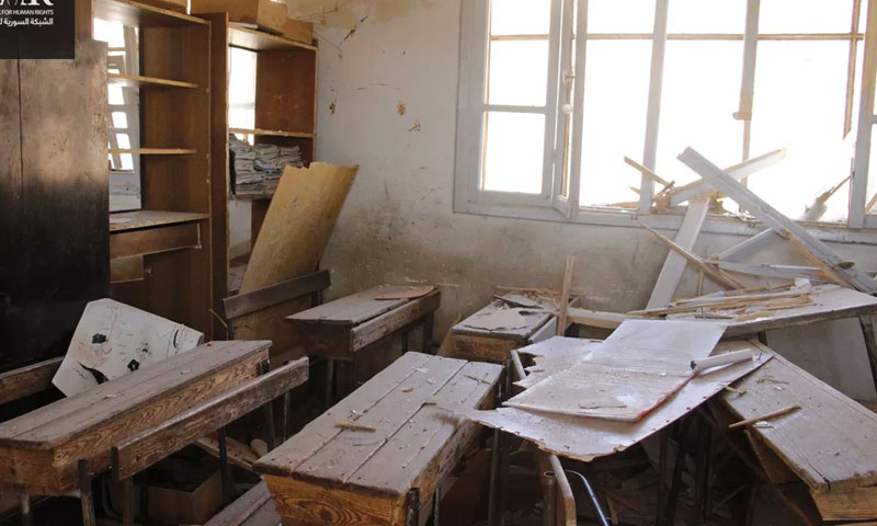 قصف استهدف مدرسة في بلدة البدرية بريف إدلب من الطيران الروسي (الشبكة السورية لحقوق الإنسان)