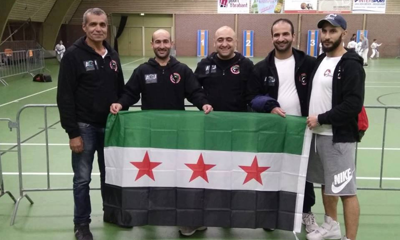 بعثة "المنتخب السوري الحر" إلى مدينة آيندهوفين الهولندية للمشاركة في بطولة الكارتيه الدولية المفتوحة (عنب بلدي)