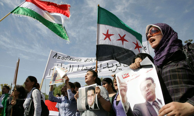 متظاهرون في تشييع المعارض الكردي مشعل تمو (AFP)