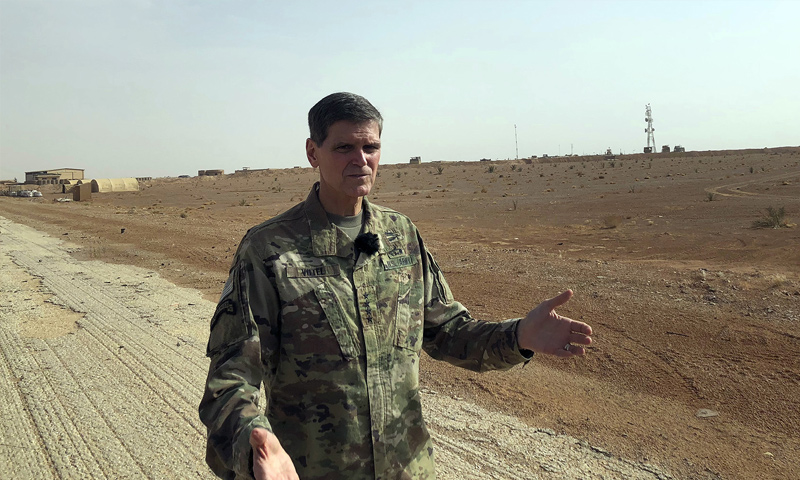 قائد القيادة المركزية الأمريكية جوزيف فوتيل في أثناء زيارته لقاعدة التنف - 22 من تشرين الأول 2018 (AP)