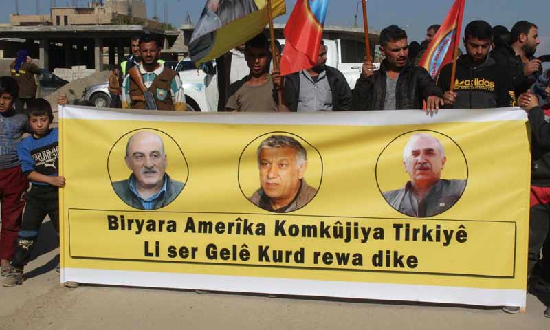 رفع صور قادة حزب العمال الكردستاني في الجوادية بمنطقة المالكية في محافظة الحسكة- 11 من تشرين الثاني 2018 (حزب الاتحاد الديمقراطي)