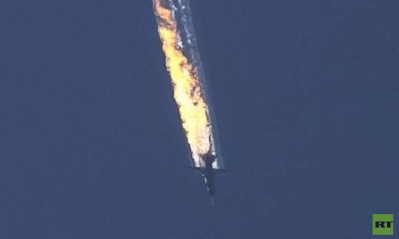 طائرة "سو- 24" في أثناء سقوطها عام 2015 (روسيا اليوم)