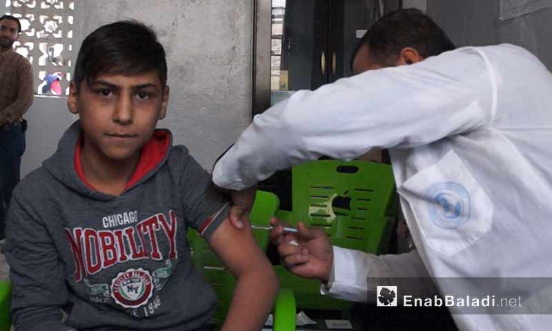 لقاح الأطفال ضد الحصبة والحصبة الألمانية في الشمال السوري 3 تشرين الأول 2018 (عنب بلدي)