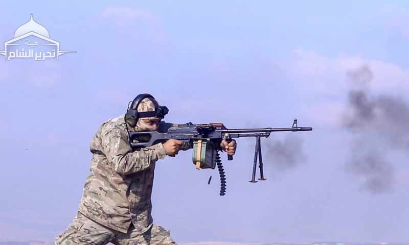 مقاتل من هيئة تحرير الشام في اثناء تدريب على رشاش pk- 14 من تشرين الثاني 2018 (هيئة تحرير الشام تلغرام)