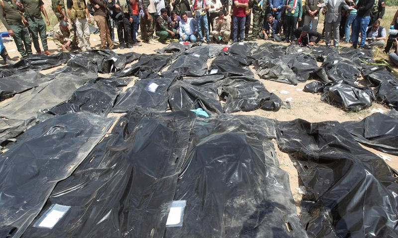 جثث في مقبرة جماعية بمدينة تكريت العراقية (AFP)