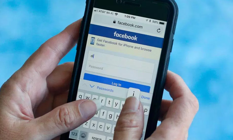"فيس بوك" تعتزم إطلاق ميزة حذف الرسائل من "مسنجر" (AP)