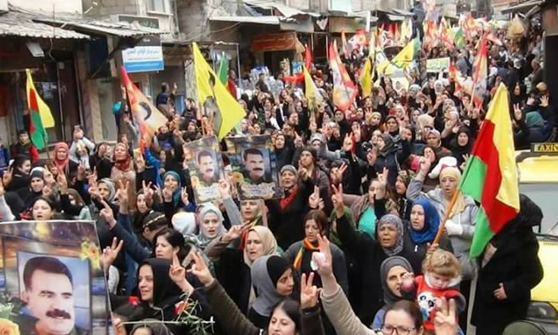 مسيرة مؤيدة لمؤسس حزب العمال الكردستاني أوجلان في وادي المشاريع بدمشق - (قامشلو / فيس بوك)
