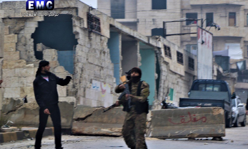 عنصر من القوة الأمنية التابعة لحكومة الإنقاذ يطلق الرصاص على مظاهرة لمدنيين في إدلب - 24 من تشرين الثاني 2018 (مركز إدلب الإعلامي)