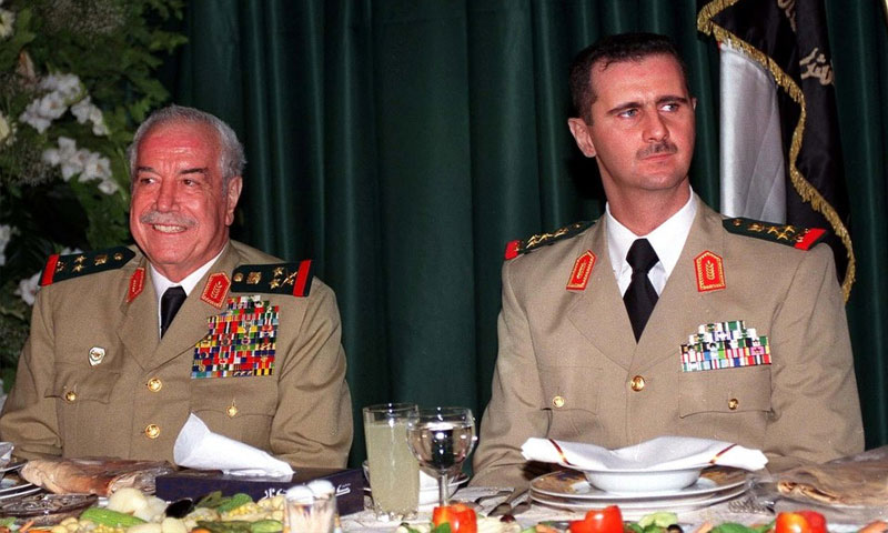 رئيس النظام السوري بشار الأسد وإلى جانبه مصطفى طلاس (أرشيفية)