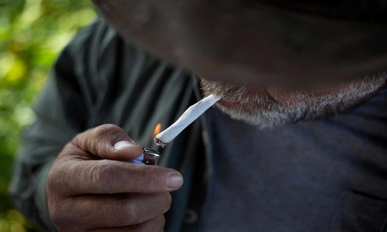راعي بقر يدخن سيجارة بعد جمع 650 رأس من الماشية في مرتفعات الجولان التي تحتلها إسرائيل - (AP)
