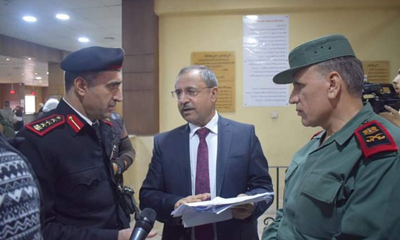 الوزير محمد الشعار في زيارته لفرع الهجرة والجوازات (فيس بوك وزارة الداخلية)