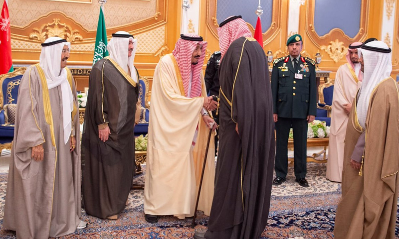 الملك السعودي سلمان بن عبد العزيز في استقبال الوفود المشاركة في قمة دول مجلس التعاون الخليجي- 9 من كانون الأول 2018 (وزارة الخارجية السعودية)