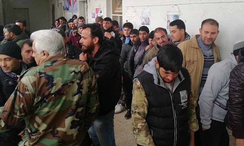 متخلفون عن الجيش يسلمون أنفسم لقوات الأسد في ابطلع بريف درعا - 16 كانون الأول 2018 (فراس الأحمد في فيس بوك)
