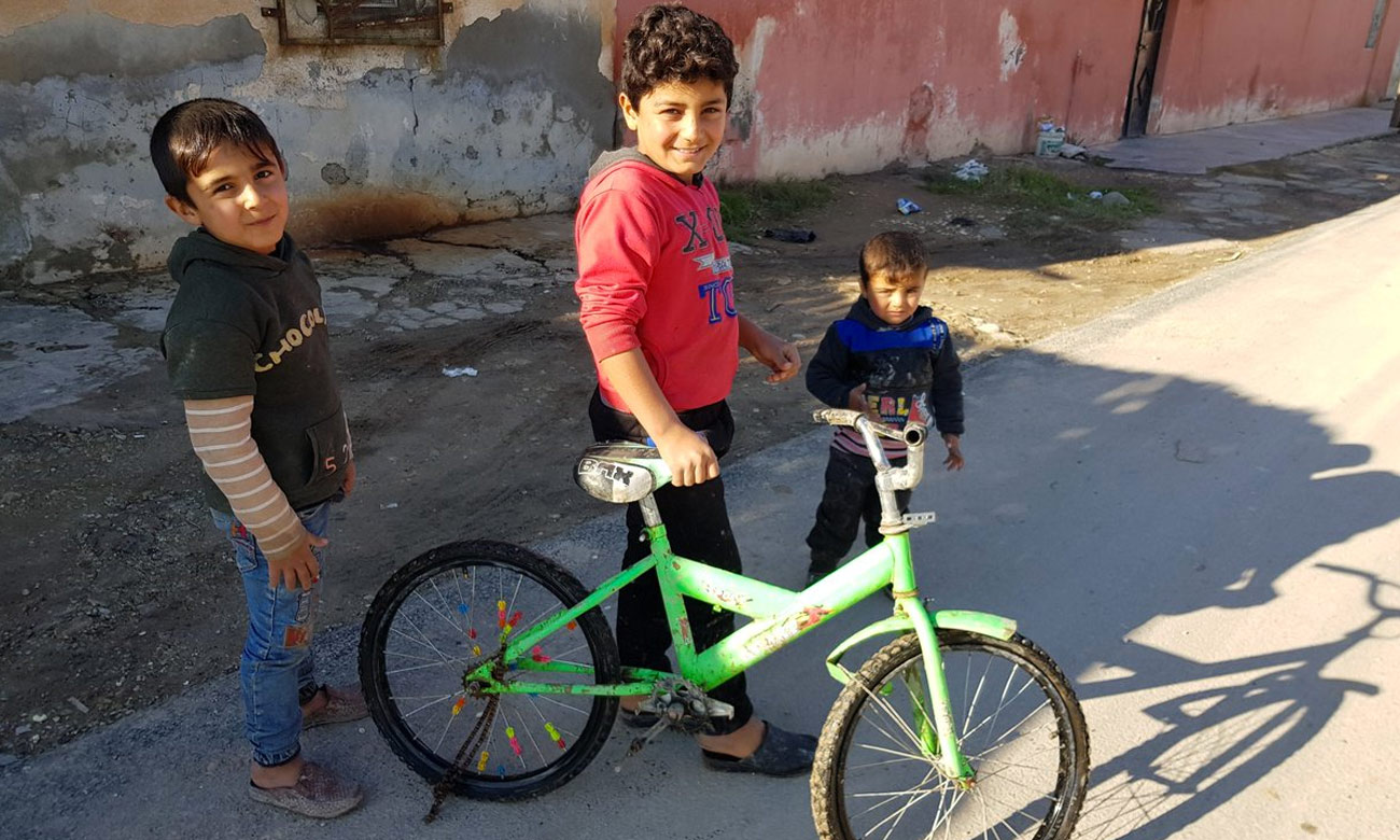 أطفال في أحد شوارع مدينة تل أبيض الحدودية مع تركيا- 14 كانون الأول 2018 (فلاديمير فان ويلجنبرغ)