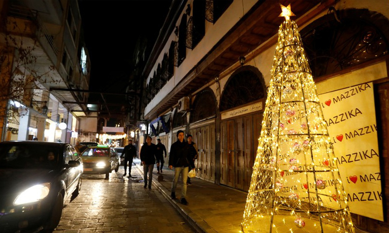 زينة أعياد الميلاد تزين حي باب شرقي في العاصمة السورية دمشق (رويترز)