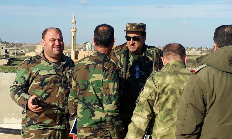 اللواء زيد صالح مع ضباط في قوات الأسد في منطقة السيال بريف دير الزور - 24 من كانون الأول 2018 (المقاتل محفوض محفوض /فيس بوك)