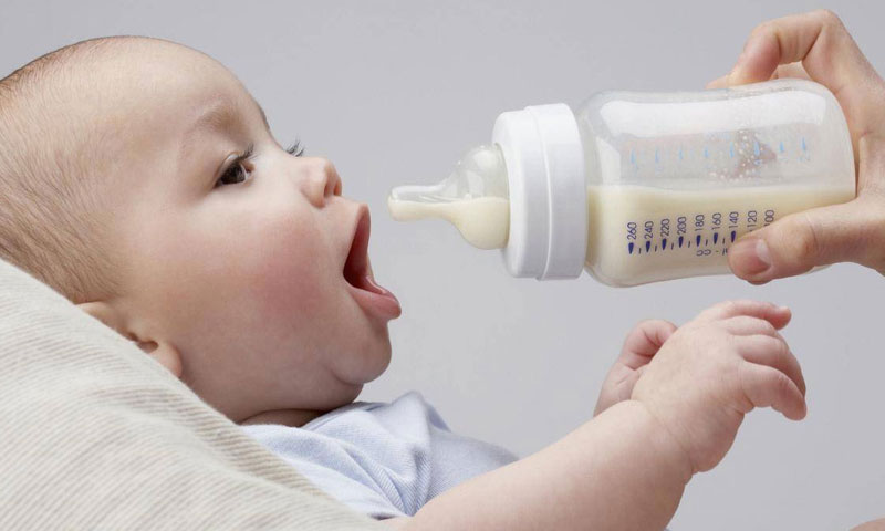 الرضاعة الصناعية.. خيار تغذية الرضع في حالات خاصة