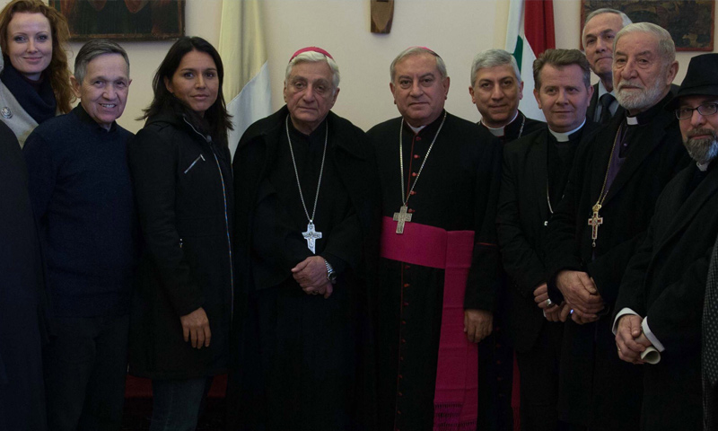 النائية الأمريكية تولسي غابارد مع رجال دين مسيحيين في حلب- (CNS News)
