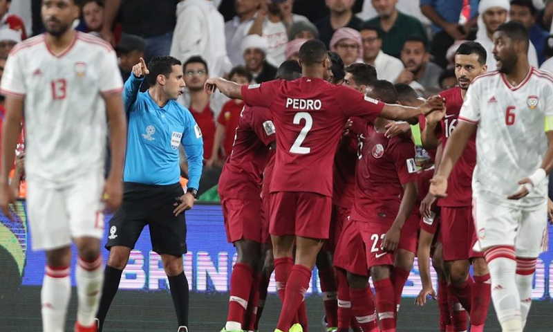 احتفال لاعبي المنتخب القطري بتسجيلهم هدفًا في مرمى المنتخب الإماراتي في نصف نهائي أمم آسيا (QFA)