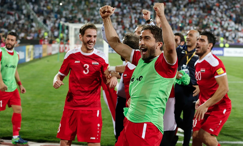 اللاعب السوري فراس الخطيب في دكة البدلاء خلال مواجهات تصفيات كأس العالم (AFP)