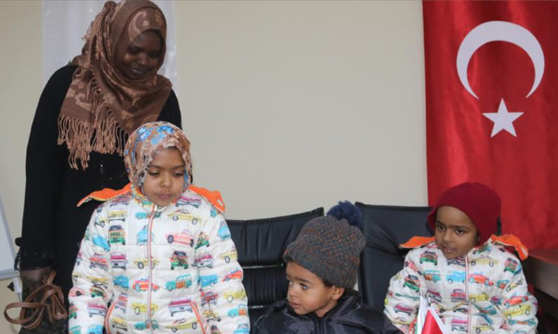 المواطنة السودانية يسرية عبد الكريم وأطفالها بعد وصولهم الأراضي التركية من إدلب- 16 كانون الثاني 2019 (الأناضول)