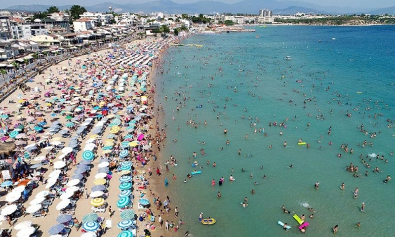 السياحة في أحد شواطئ تركيا-تموز 2018- (TRT)
