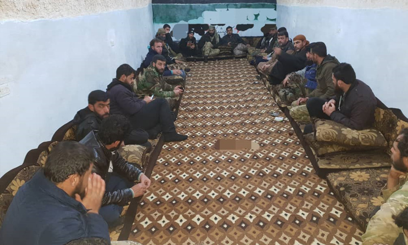 قادة وعناصر فصائل عسكرية في أثناء اجتماع بريف حماة الشمالي - 14 من كانون الثاني 2019 (ناشطون عبر فيس بوك)