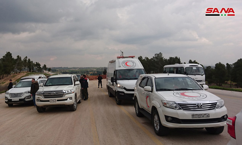 سيارات الهلال الأحمر في أثناء عملية التبادل بين معتقلين وأسرى بريف حلب الشرقي - 12 من شباط 2019 (سانا)