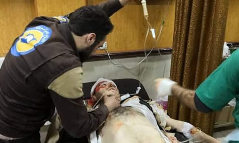 اسعاف مصابين جراء التفجيرين الذين ضربا محافظة إدلب شمال سوريا (الدفاع المدني)