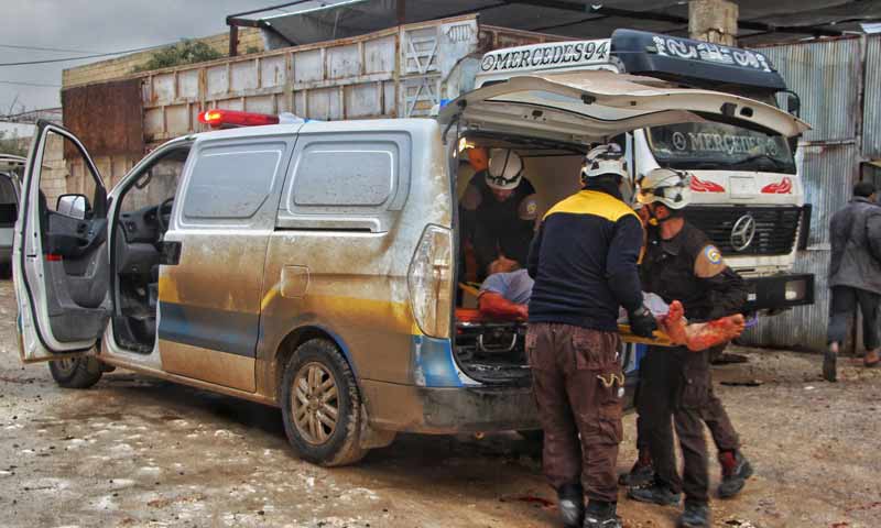 فرق الدفاع المدني تسعف مصابن جراء قصف مدفعي على خان شيخون جنوبي إدلب 27 شباط 2019 (الدفاع المدني السوري)