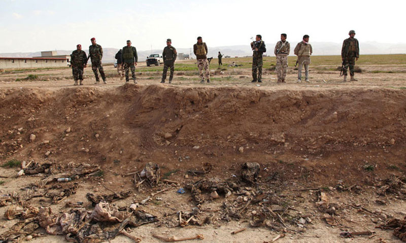 مقبرة جماعية للإيزيديين في سنجار (رويترز)