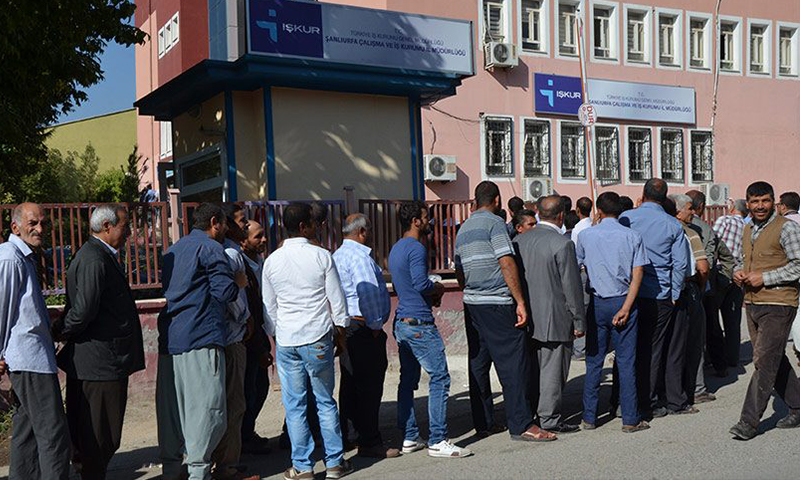 طابور أمام مؤسسة iŞKUR لتوظيف العاطلين عن العمل (Dailymotion)