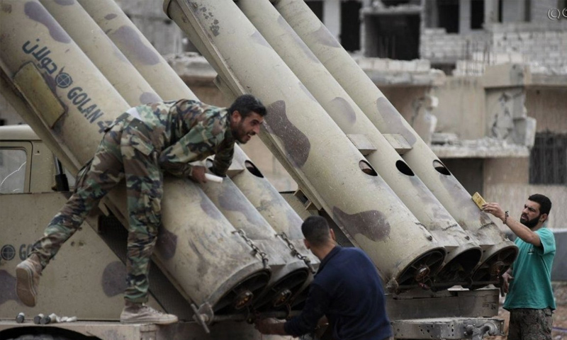 عناصر من قوات الأسد فوق راجمة صواريخ نوع جولان - 2018 (iarex)