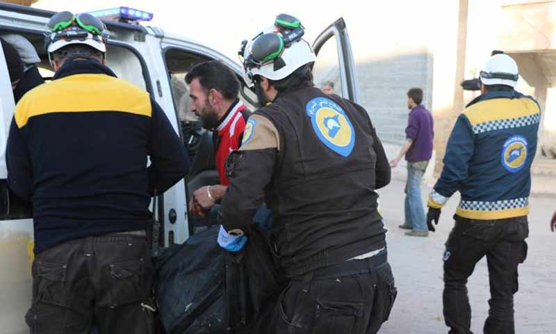 فرق الدفاع المدني تسعف مدنيين بعد قصف طال مدينة معرة النعمان جنوبي إدلب 7 آذار 2019 (الدفاع المدني السوري)