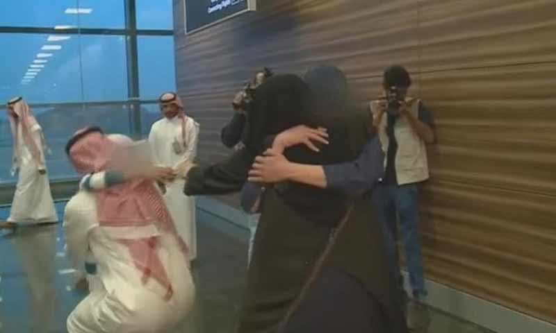 لحظة وصول طفلين سعوديين إلى ذويهما في العاصمة السعودية الرياض 30 آذار 2019 (قناة العربية)