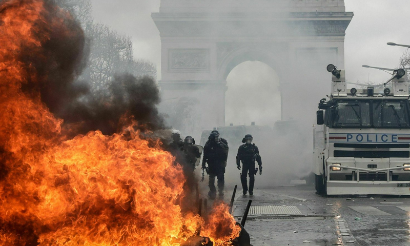 أعمال شغب في احتجاجات "السترات الصفراء" في العاصمة الفرنسية باريس- 16 من آذار 2019 (AFP)