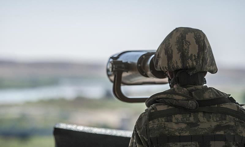 عنصر من الجيش التركي يستطلع مناطق على الحدود الشرقية - (الأناضول)