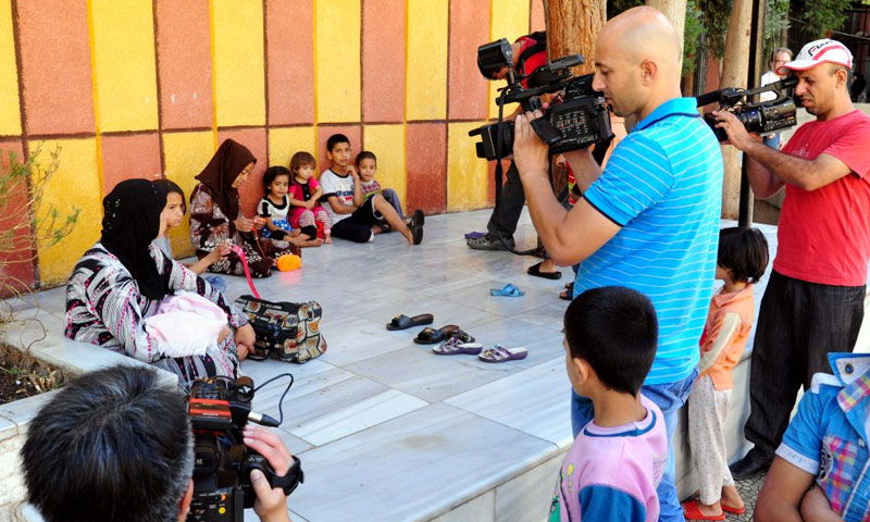 وسائل إعلام محلية تطلع على أوضاع العائلات المقيمة في مراكز الإقامة المؤقتة بدمشق - 2012 (سانا)
