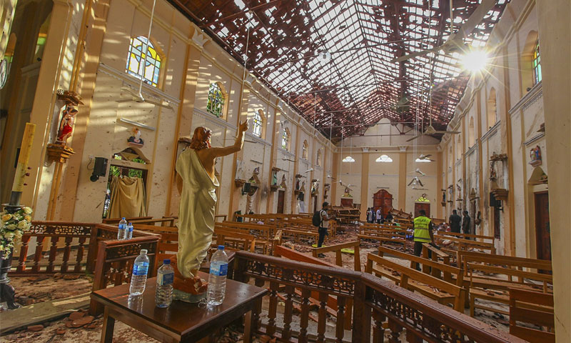 كنيسة القديس سيباستيان بعد التفجير الانتحاري في عيد الفصح - 21 نيسان 2019 (AP)