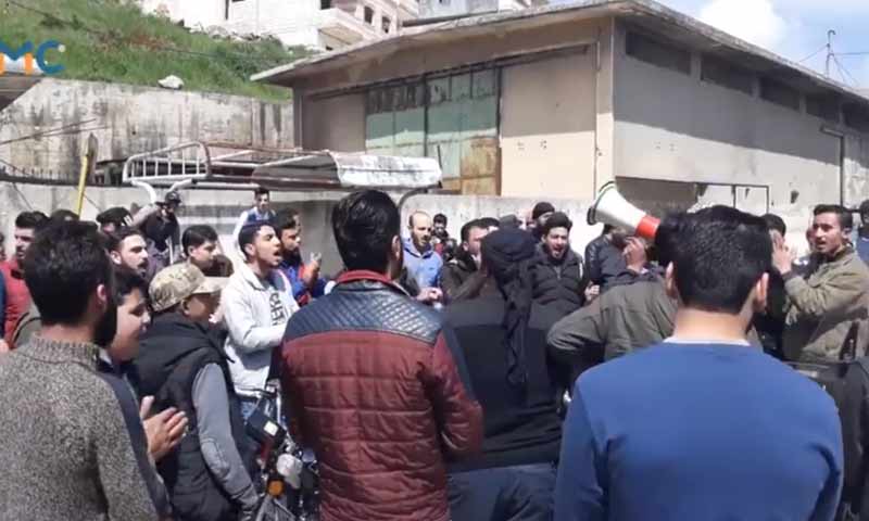 مظاهرة شعبية ضد حكومة الانقاذ في كفرتخاريم بريف إدلب 6 نيسان 2019 (المركز الإعلامي العام)