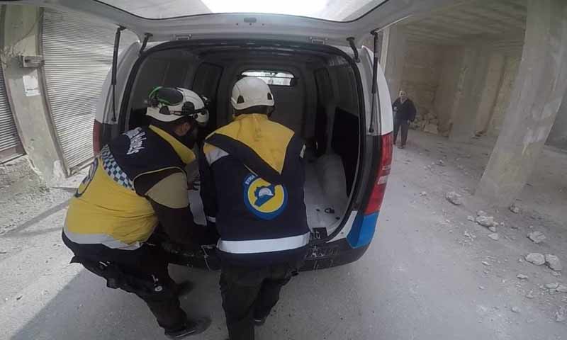 عناصر الدفاع المدني أثناء اسعاف مدنيين تعرضوا لقصف صاروخي في معرة النعمان جنوبي إدلب 4 نيسان 2019 (الدفاع المدني السوري)