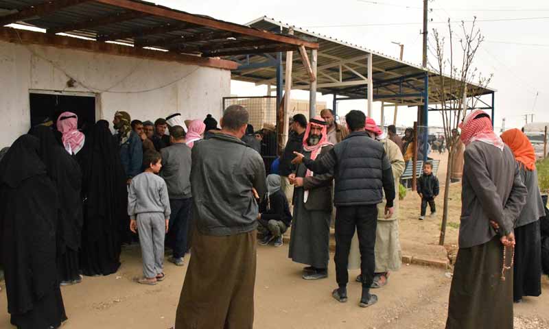 لاجئون عراقيون يسجلون اسماءهم في مخيم الهول شرقي سوريا من أجل العودة إلى بلادهم 4 نيسان 2019 (وكالة هاوار)