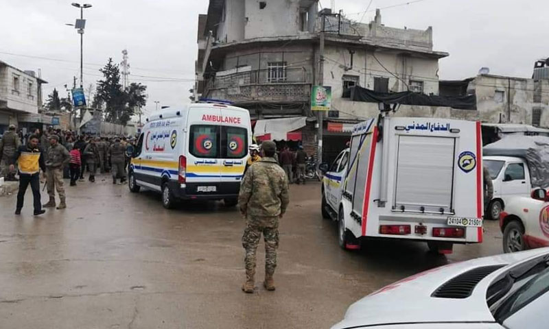 سيارات إسعاف وشرطة في مكان تعرض لتفجير دراجة نارية في مدينة الباب شرقي حلب 21 من نيسان 2019 (صوت أهل الباب)
