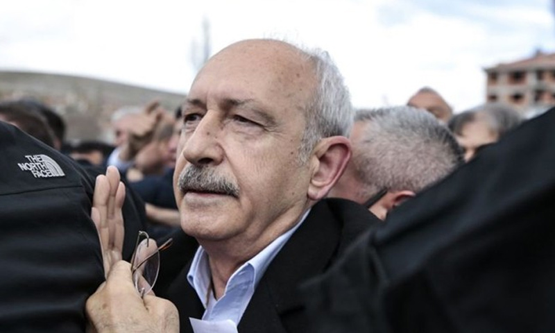زعيم حزب الشعب الجمهوري في تركيا كمال كليشتار أوغلو في أثناء تعرضه للضرب - 21 نيسان 2019 (الأناضول)