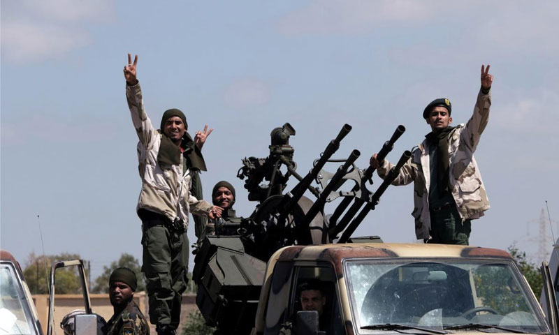 أفراد من الجيش الوطني الليبي التابع لخليفة حفتر متجهون من بنغازي نحو طرابلس ليبيا - 7 نيسان 2019 (رويترز)