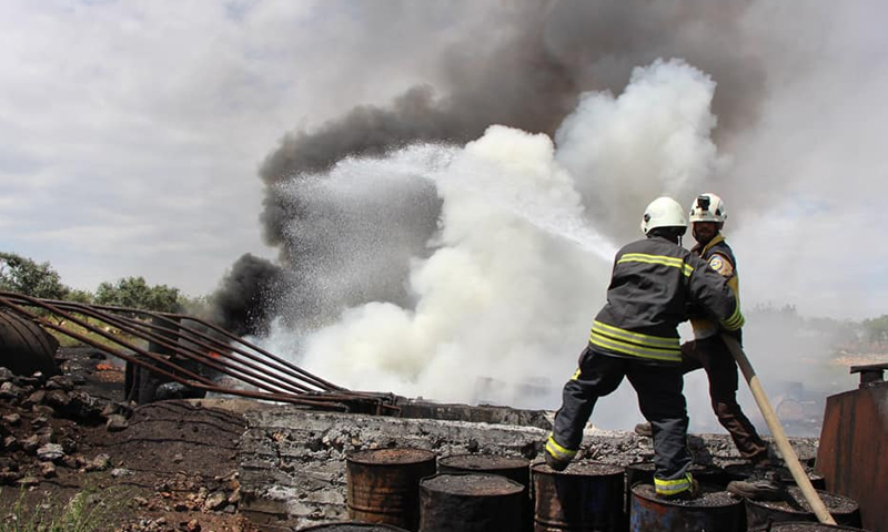 متطوعو الدفاع المدني يطفئون حريق تسبب به القصف على بلدة كنصفرة في ريف إدلب (الدفاع المدني)