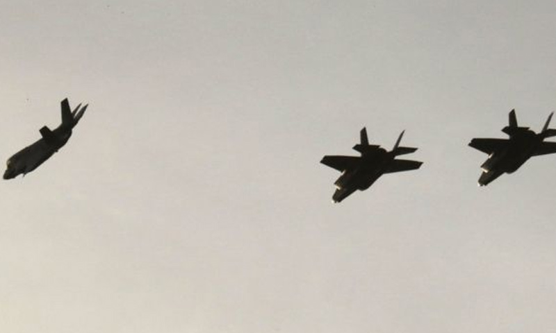 طائرة F-35B في السماء قبل الهبوط في قاعدة أكروتيري بالقرب من مدينة ليماسول في قبرص - (AFP)
