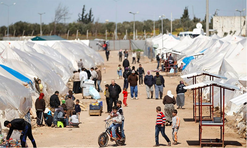 اللاجئون السوريون على الحدود السورية التركية (رويترز)