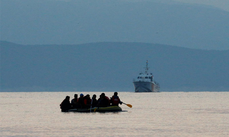 قارب مطاطي يحمل لاجئين متجهين إلى اليونان (رويترز)